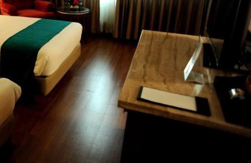 Jalandhar Hotel | Inviting Sarovar Portico Jalandhar: Pool & Restaurant Amenities