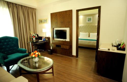 Jalandhar Hotel | Inviting Sarovar Portico Jalandhar: Pool & Restaurant Amenities