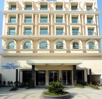 Jalandhar Hotel | Inviting Sarovar Portico Jalandhar: Pool & Restaurant Amenities