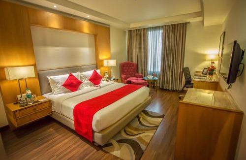 Jalandhar Hotel | Inviting Sarovar Portico Jalandhar: Pool & Restaurant Amenities