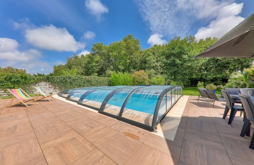 Sarzeau Ski Chalet | Relaxing Retreat in Sarzeau with Pool, Jacuzzi & Billiards