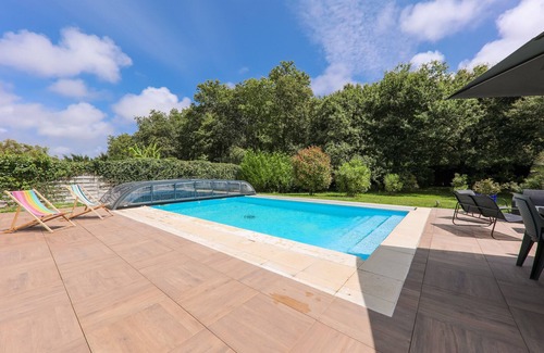 Sarzeau Ski Chalet | Relaxing Retreat in Sarzeau with Pool, Jacuzzi & Billiards