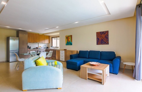 Tamrhakht Apartment | Sasha - Piscine - Luxe-Apartment-Deluxe-Mobility bath-Pool view