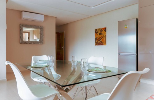 Tamrhakht Apartment | Sasha - Piscine - Luxe-Apartment-Deluxe-Mobility bath-Pool view