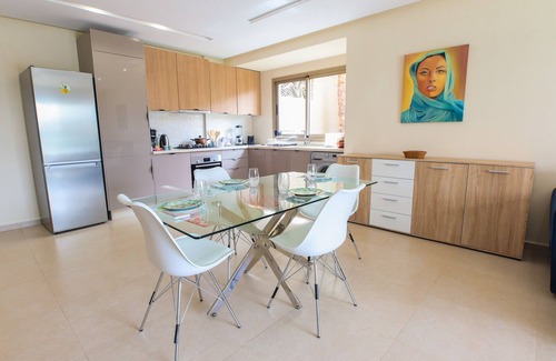 Tamrhakht Apartment | Sasha - Piscine - Luxe-Apartment-Deluxe-Mobility bath-Pool view
