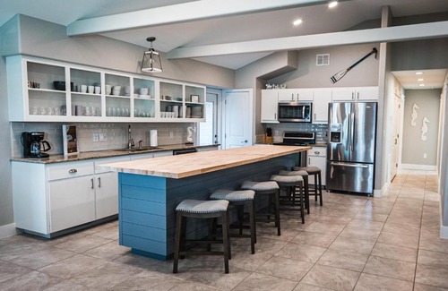 Safe Harbor House | Sassy Seahorse: Family-Friendly Retreat with Kitchen & Pets