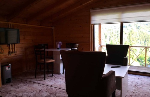 Savsat Apartment | Family-Friendly Satavala Tatil Köyü with Full Kitchen Access