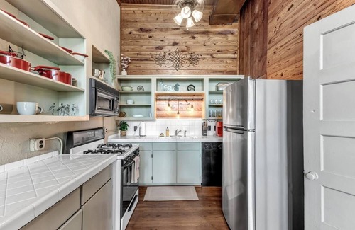 Downtown Apartment | Stylish Satchmo Hotel: Central Location with Breakfast & Kitchen