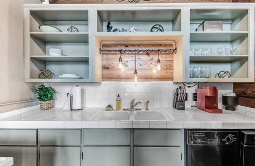 Downtown Apartment | Stylish Satchmo Hotel: Central Location with Breakfast & Kitchen