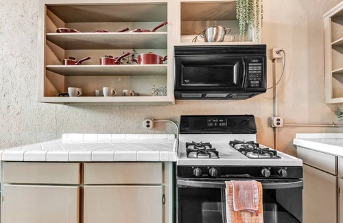 Downtown Apartment | Stylish Satchmo Hotel: Central Location with Breakfast & Kitchen