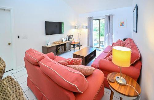 Tropic House | Cozy Satellite Beach Townhome with Patios Near Ocean