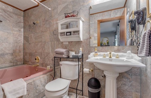 Norman Bed & Breakfast | Pet-Friendly Satin Suite at Whispering Pines Inn Awaits
