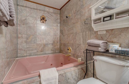 Norman Bed & Breakfast | Pet-Friendly Satin Suite at Whispering Pines Inn Awaits