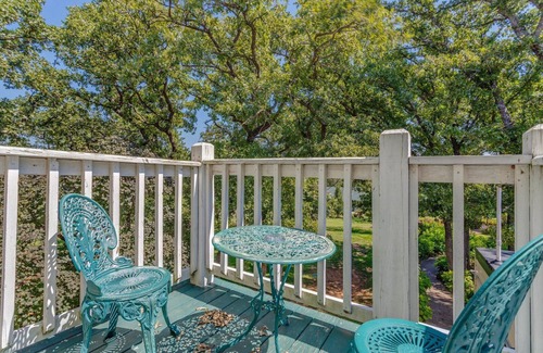 Norman Bed & Breakfast | Pet-Friendly Satin Suite at Whispering Pines Inn Awaits