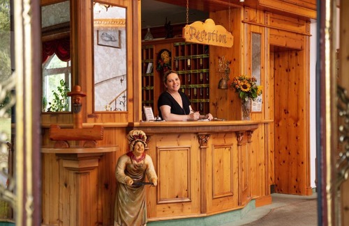 Traitsching Hotel | Discover Sattelbogener Hof: Pet-Friendly Stay with Pool
