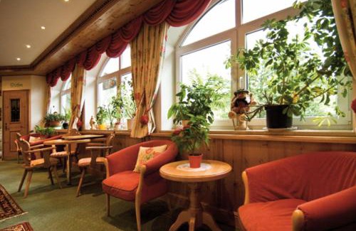 Traitsching Hotel | Discover Sattelbogener Hof: Pet-Friendly Stay with Pool
