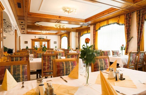 Traitsching Hotel | Discover Sattelbogener Hof: Pet-Friendly Stay with Pool