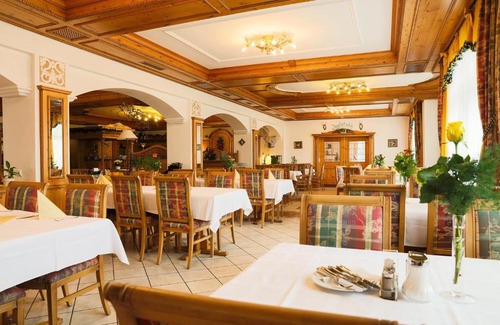 Traitsching Hotel | Discover Sattelbogener Hof: Pet-Friendly Stay with Pool