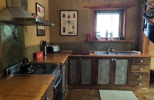 Daylesford House | Discover Saturna Art Retreat: Spa, Pool & Family-Friendly