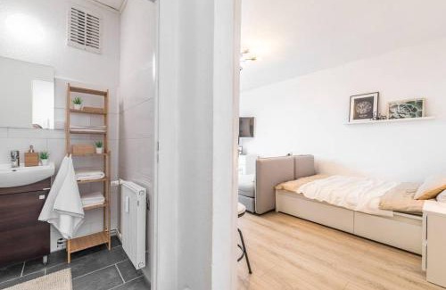 Nordost Apartment | Modern Comfort in Leipzig: Netflix, Wifi & Kitchen Amenities