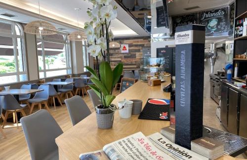 La Coruna Hotel | Inviting Saudade Hostal Cafetería - Family-Friendly Retreat