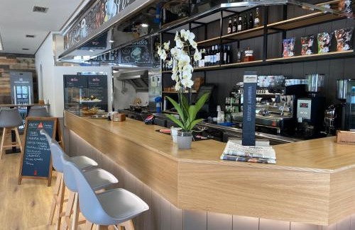 La Coruna Hotel | Inviting Saudade Hostal Cafetería - Family-Friendly Retreat