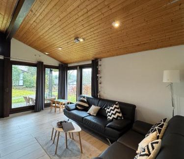 Feriendorf Hennesee House | Family-Friendly Comfort at Sauerländer Henne-Lütt Hotel