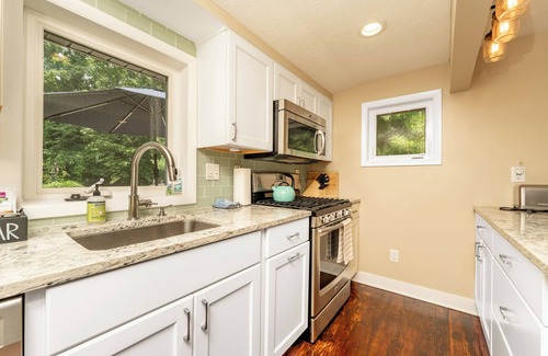 Douglas Cottage | Pet-Friendly Retreat with Hot Tub & Fenced Yard in Saugatuck