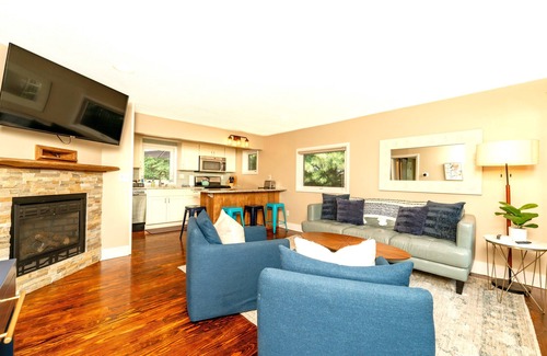 Douglas Cottage | Pet-Friendly Retreat with Hot Tub & Fenced Yard in Saugatuck
