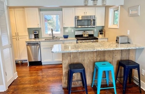 Douglas Cottage | Pet-Friendly Retreat with Hot Tub & Fenced Yard in Saugatuck
