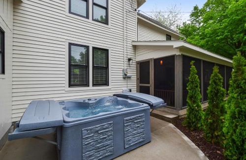 Saugatuck Villa | Elegant Saugatuck Farmhouse: 4-Star Stay with Family Amenities