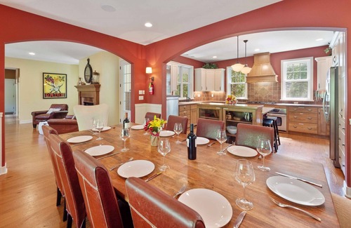 Saugatuck House | ```html
Modern Farmhouse in Saugatuck - Exceptional 10/10 Rating!
```