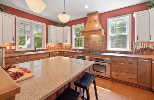 Saugatuck House | ```html
Modern Farmhouse in Saugatuck - Exceptional 10/10 Rating!
```