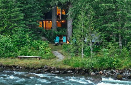 Darrington House | Sauk River Cabins - Hot tub - Firepit