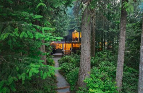 Darrington House | Sauk River Cabins - Hot tub - Firepit