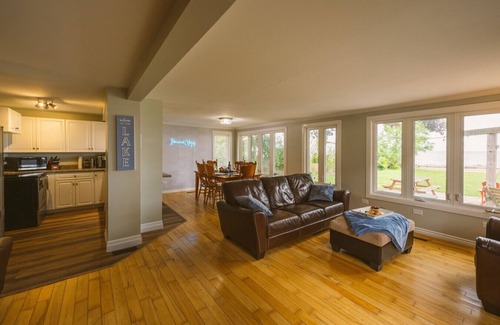 Kingsville Cottage | Beautiful Lakefront Hideaway in Wine Country - 10/10 Rated
