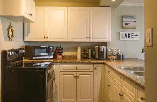 Kingsville Cottage | Beautiful Lakefront Hideaway in Wine Country - 10/10 Rated