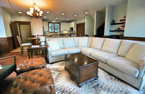 Snowshoe House | Relaxing Retreat at Savanna - Hot Tub Near Soaring Eagle