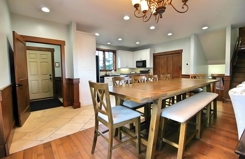 Snowshoe House | Relaxing Retreat at Savanna - Hot Tub Near Soaring Eagle