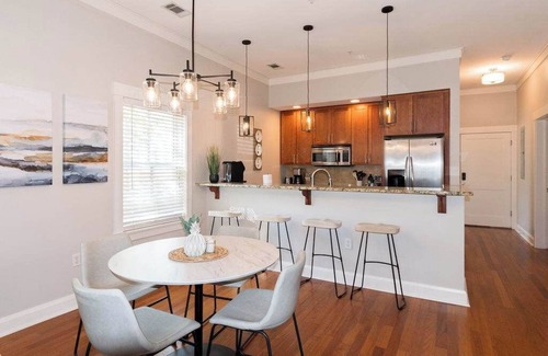 Old West Broad Neighborhood Condo | Modern 2 Bed/2 Bath Retreat in Downtown Savannah