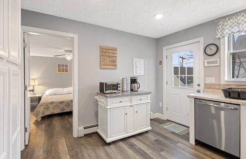Onset Condo | Inviting Beachside Condo in Onset Village: Steps to Dining & Fun
