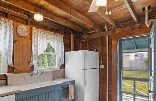 Kingston House | Beautiful Beachfront Retreat in Kingston with Ocean Access