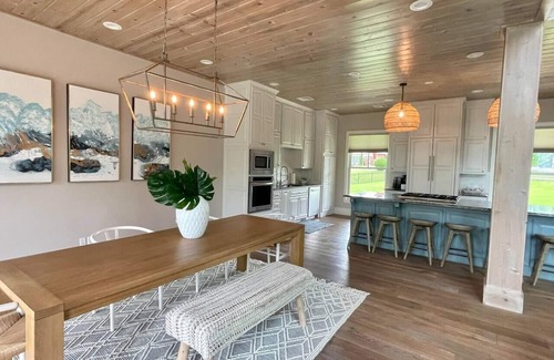 Vinita House | Experience Scenic Lake Views with Pool Access and 10/10 Rating
