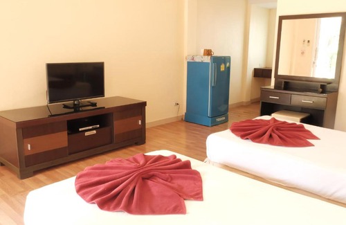 Mae Nam Resort | Discover Save House Resort with Pool and Breakfast Delights
