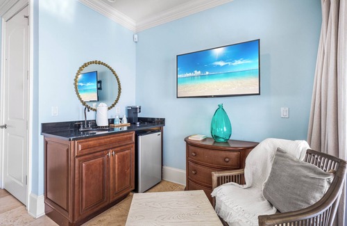 Delos House | Experience The Brookie: King Beds, Private Pool & Beach Access