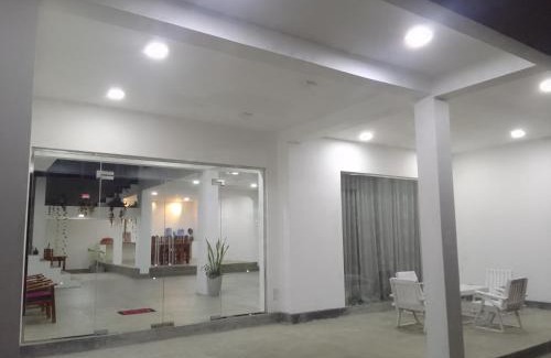 Hikkaduwa Hotel | Budget-Friendly Savendro: Family and Wheelchair Accessible