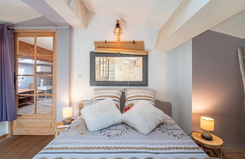 Villeneuve-les-Montreal Bed & Breakfast | 'Savoyarde' Room with Shared Pool, Wi-Fi and Air Conditioning - Villeneuve-lès-Montréal