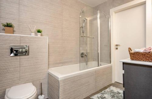 Jerusalem House | Elegant Flat in Residential Area - Pet Friendly & Rated 8.5