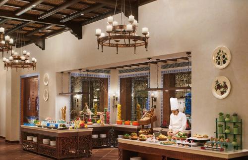 Rambagh Hotel | Exquisite Sawai Man Mahal: 5-Star Oceanfront Escape