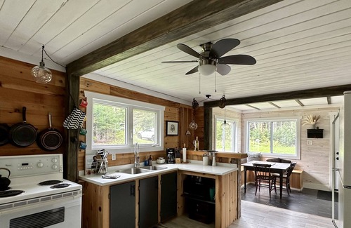 Curryville Cabin | Cozy Sawmill Creek Cabin: Family and Pet-Friendly Retreat